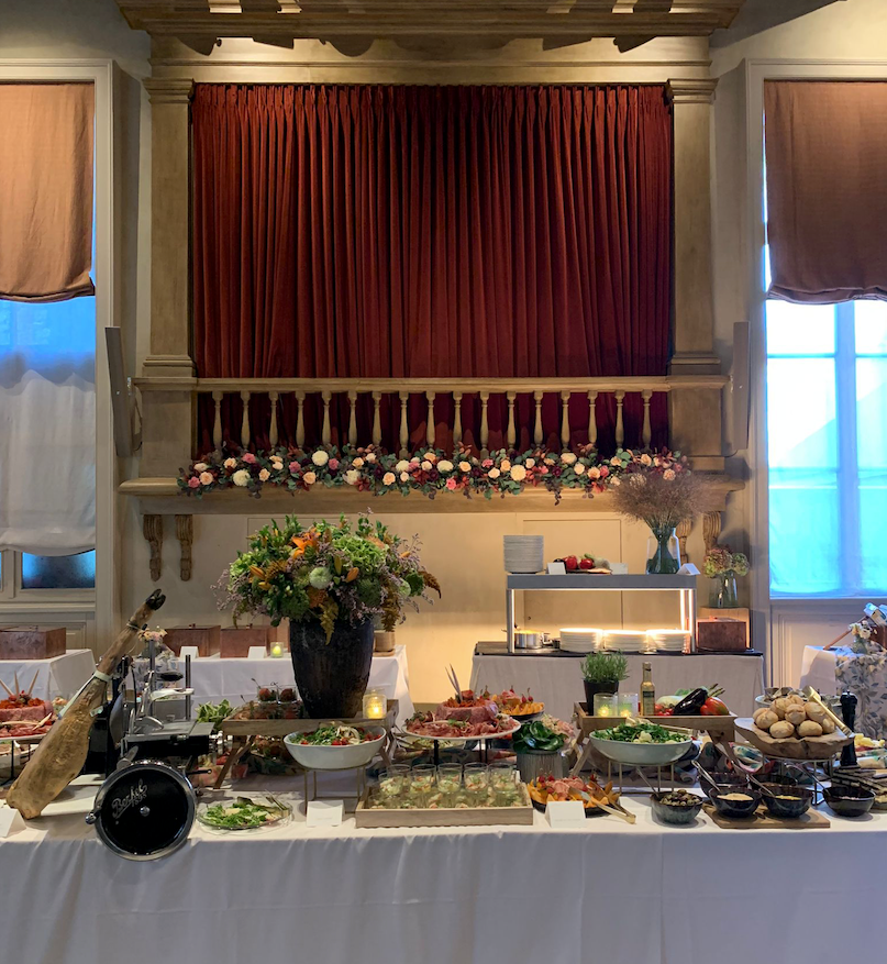Zijden bloemen guirlande decoratie tijdens feest